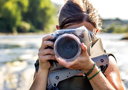 Fotograf med Aquapac Action beskyttelse på kameraet