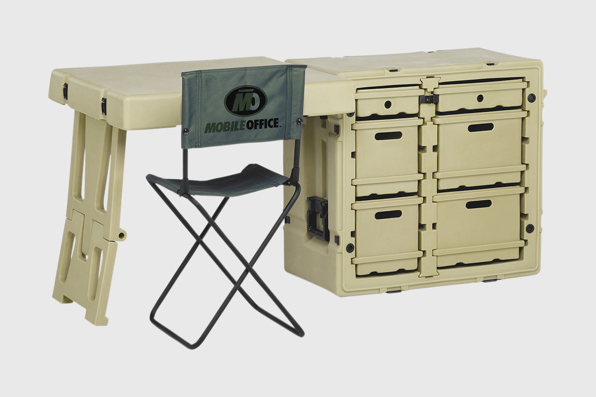 Mobilt feltkontor med skrivebord, skuffeseksjon og klappstol
